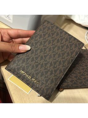 New Michael Kors jet set travel passport wallet  holder